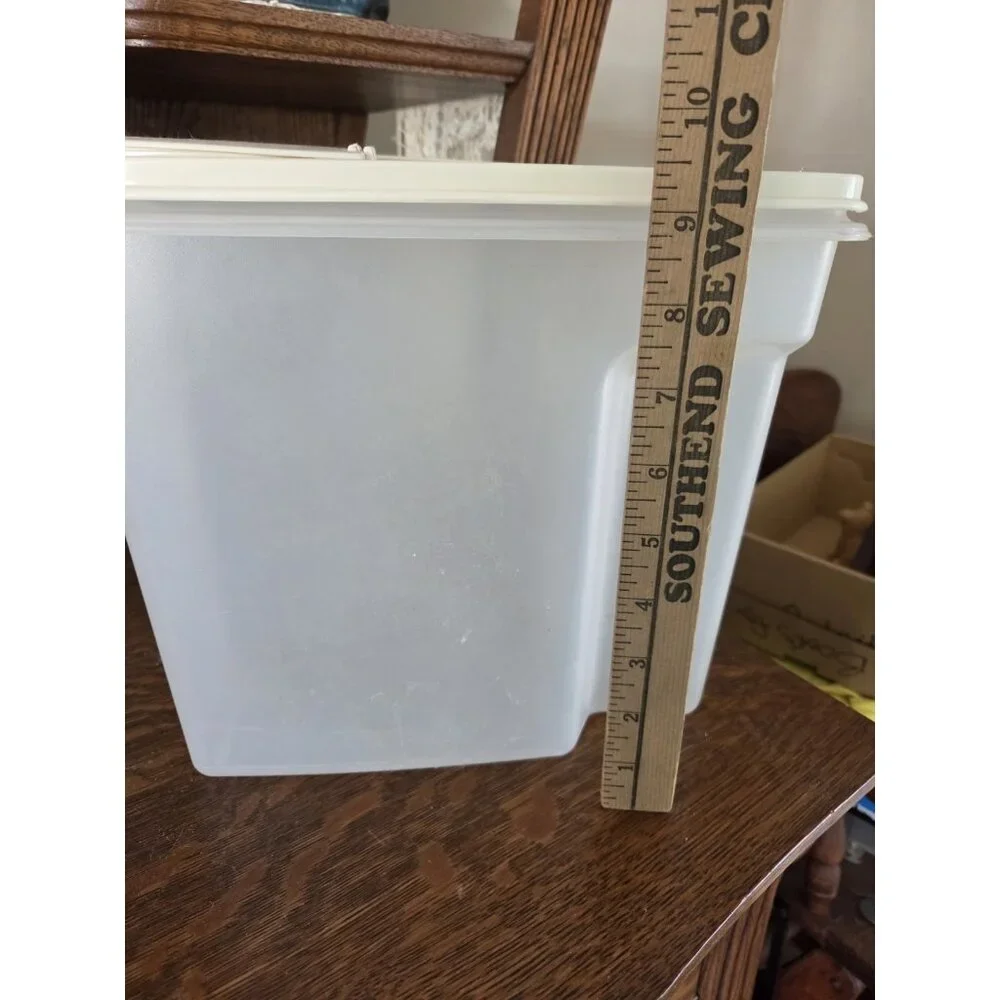 Rubbermaid Servin‎ Saver 1.3 Gallon Plastic Cereal Keeper with Almond Lid